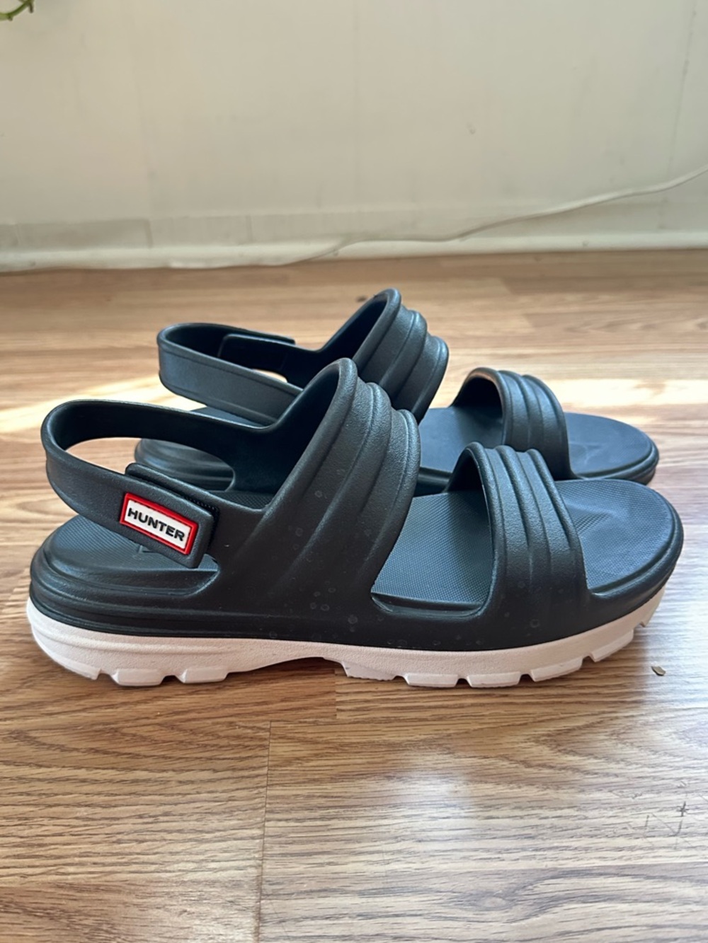 Hunter Women's Bloom Algae Foam Adjustable Strap Sandals in black size 7